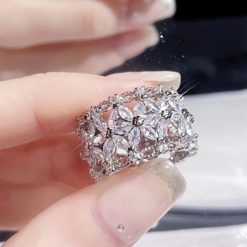 Cincin bunga Moissanite